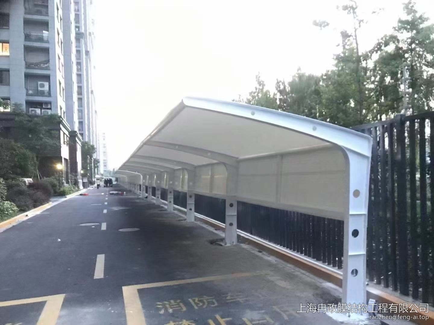 杭州滨江老小区电动车棚连排全景